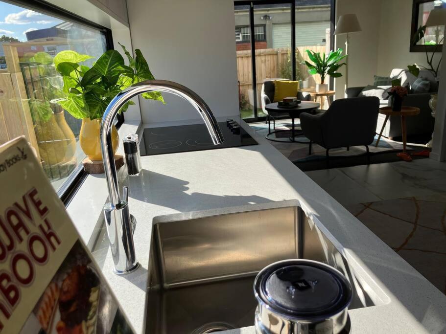 2-Bedroom Ensuite, Close To City, Comfortable, Accessible With Own Parking Christchurch Kültér fotó